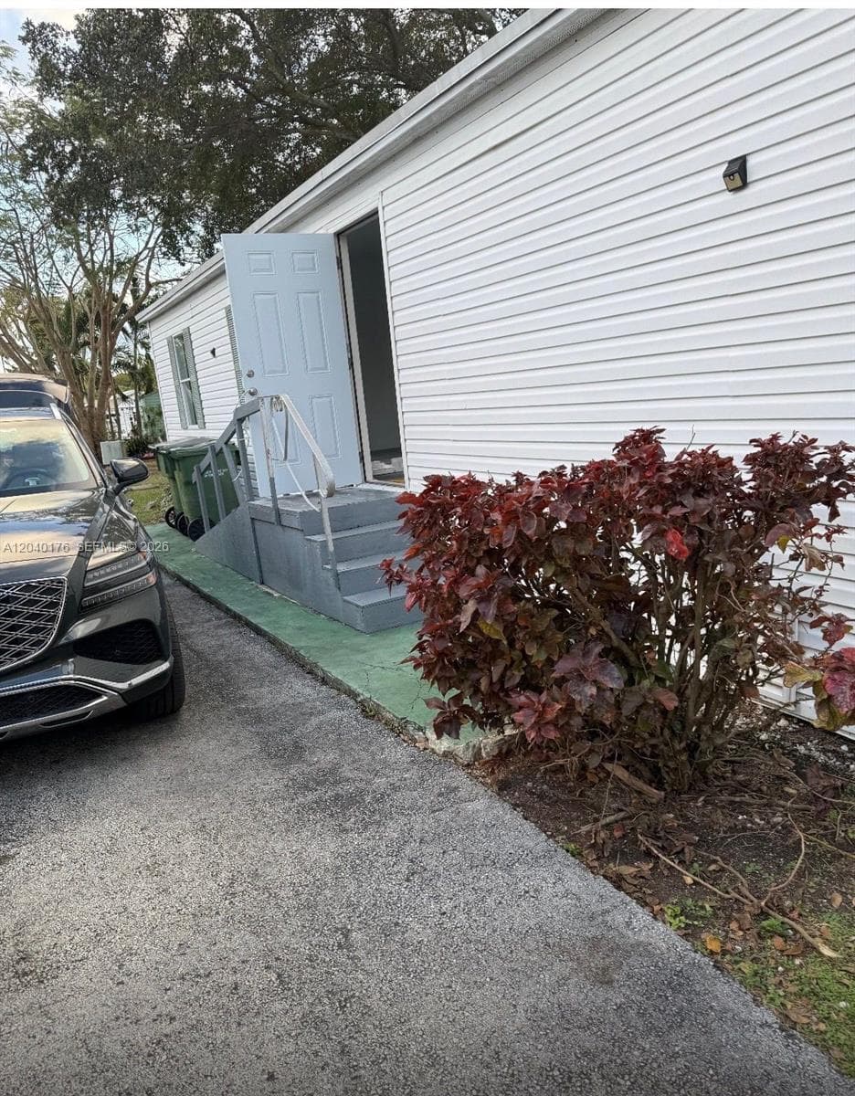 100 NE 6th Ave # 504, Homestead, FL 33030 photo 2