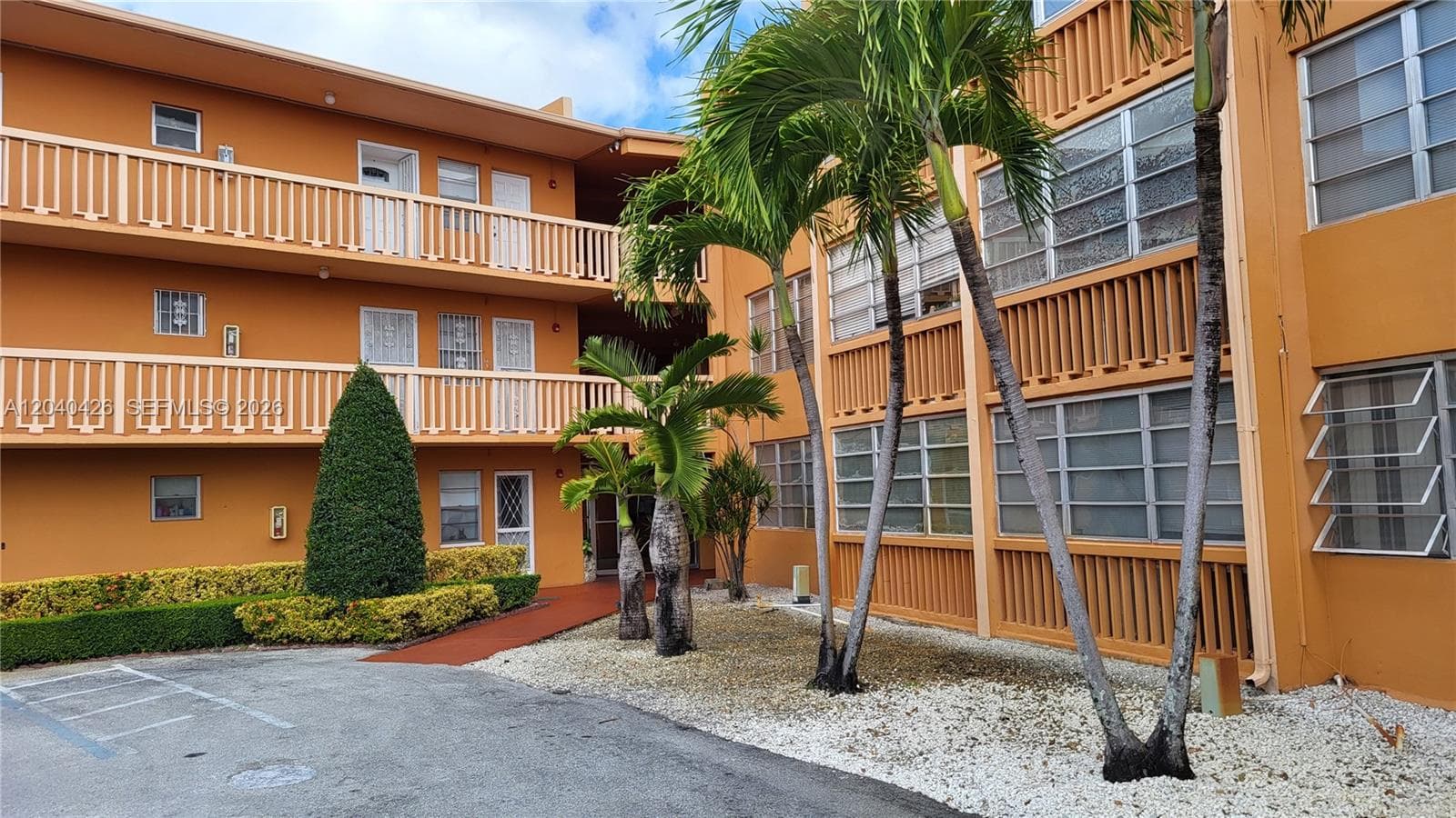1591 NE Miami Gardens Dr # 306, Miami, FL 33179 photo 3