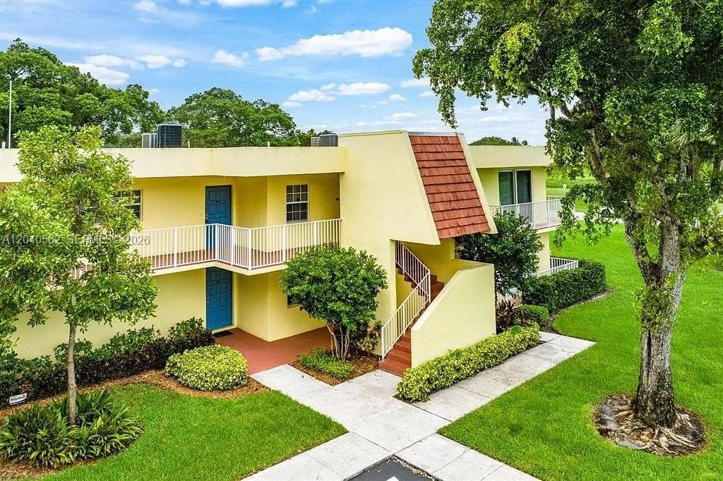 550 Oaks Ln # 202, Pompano Beach, FL 33069 photo 3