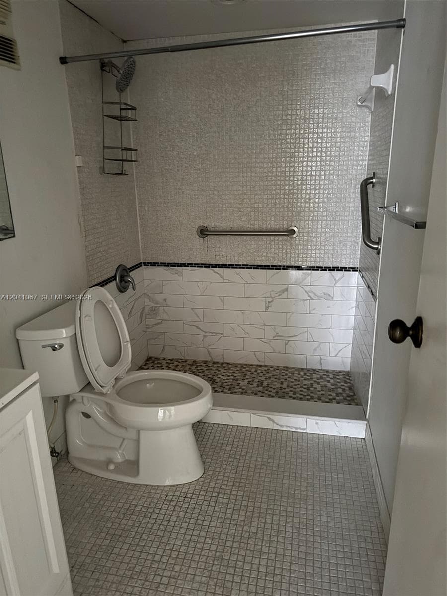 1825 W 44th Pl # 707, Hialeah, FL 33012 photo 5
