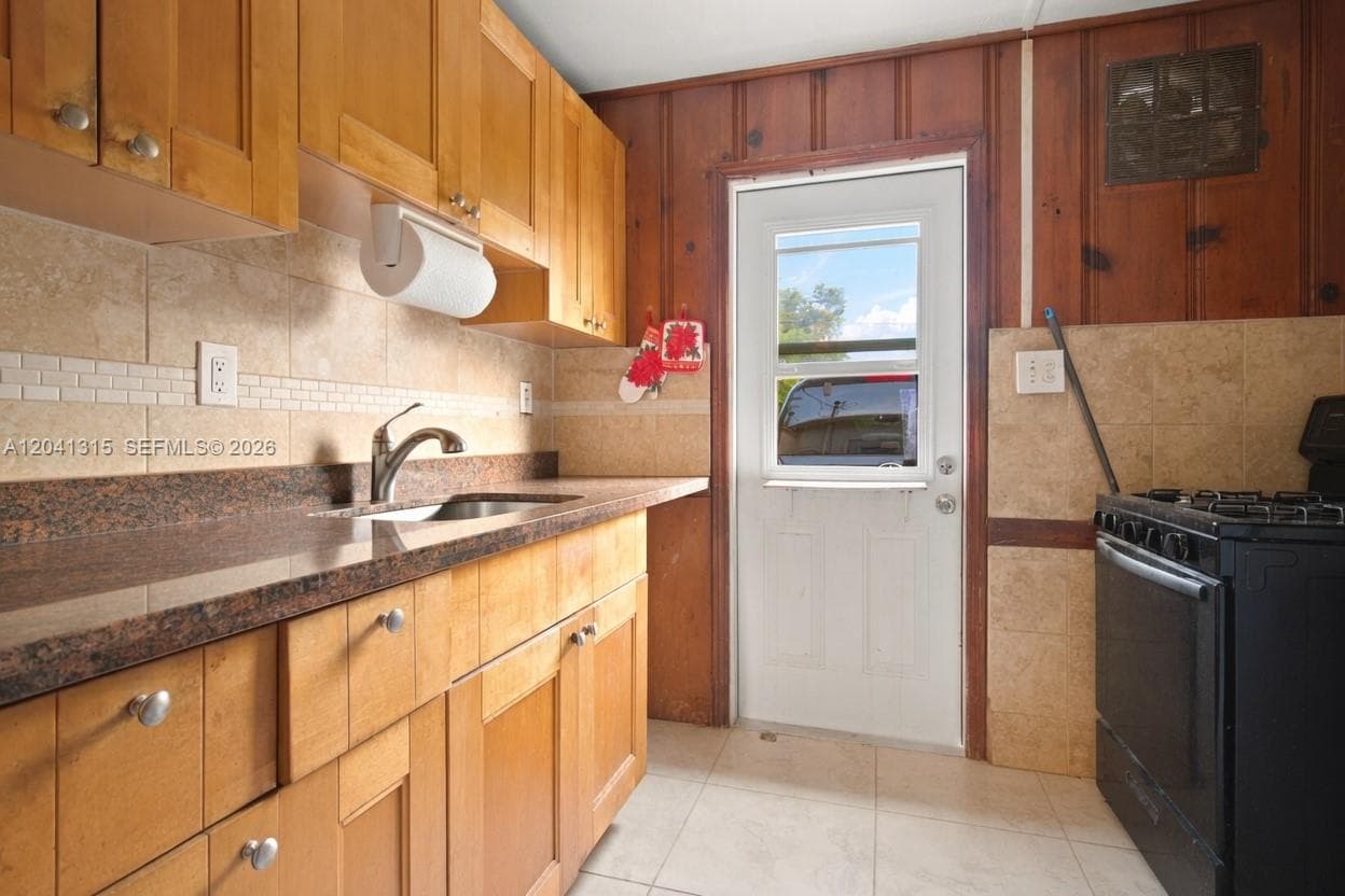 2118 Coolidge St, Hollywood, FL 33020 photo 2
