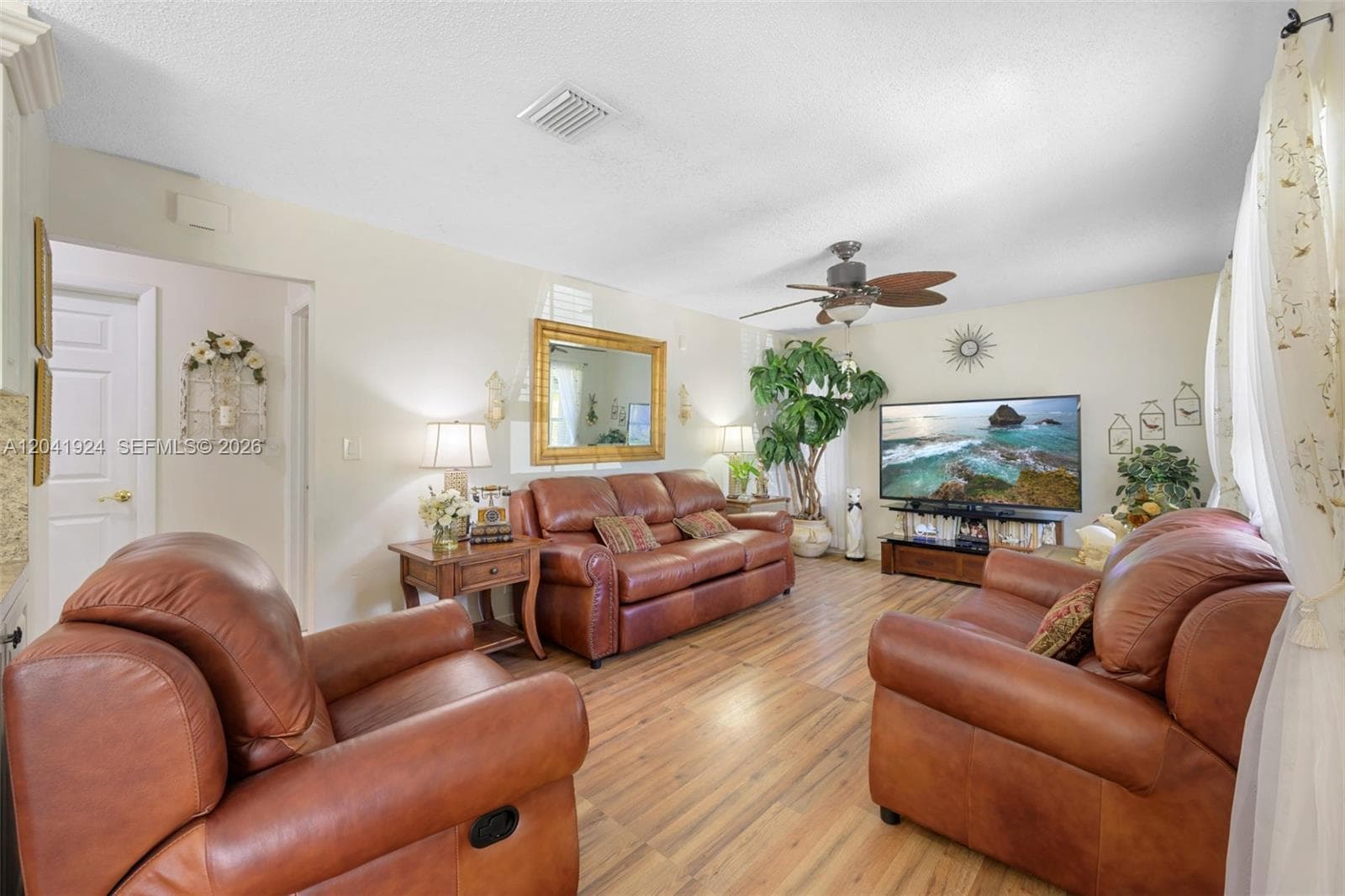 906 SW 8th Ave, Hallandale Beach, FL 33009 photo 2