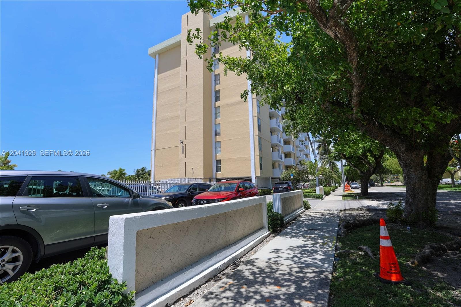 2000 NE 135th St # 906, North Miami, FL 33181 photo 2