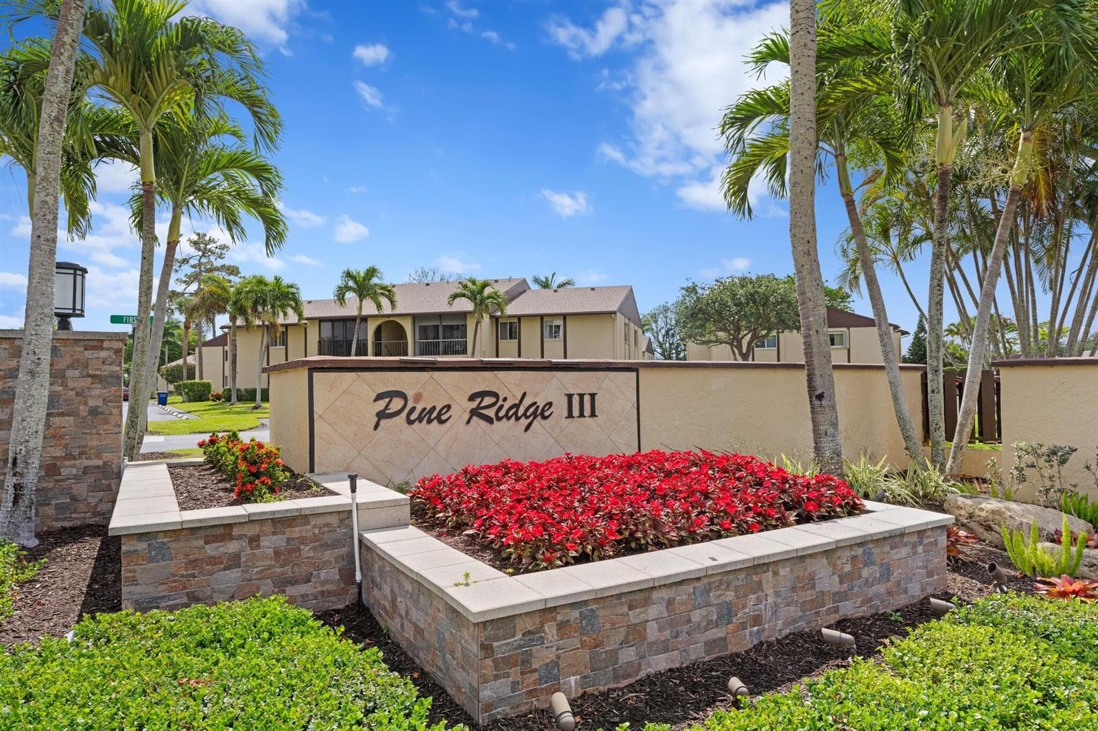 337 Pine Ridge Circle # D-2, FL 33463 photo 2