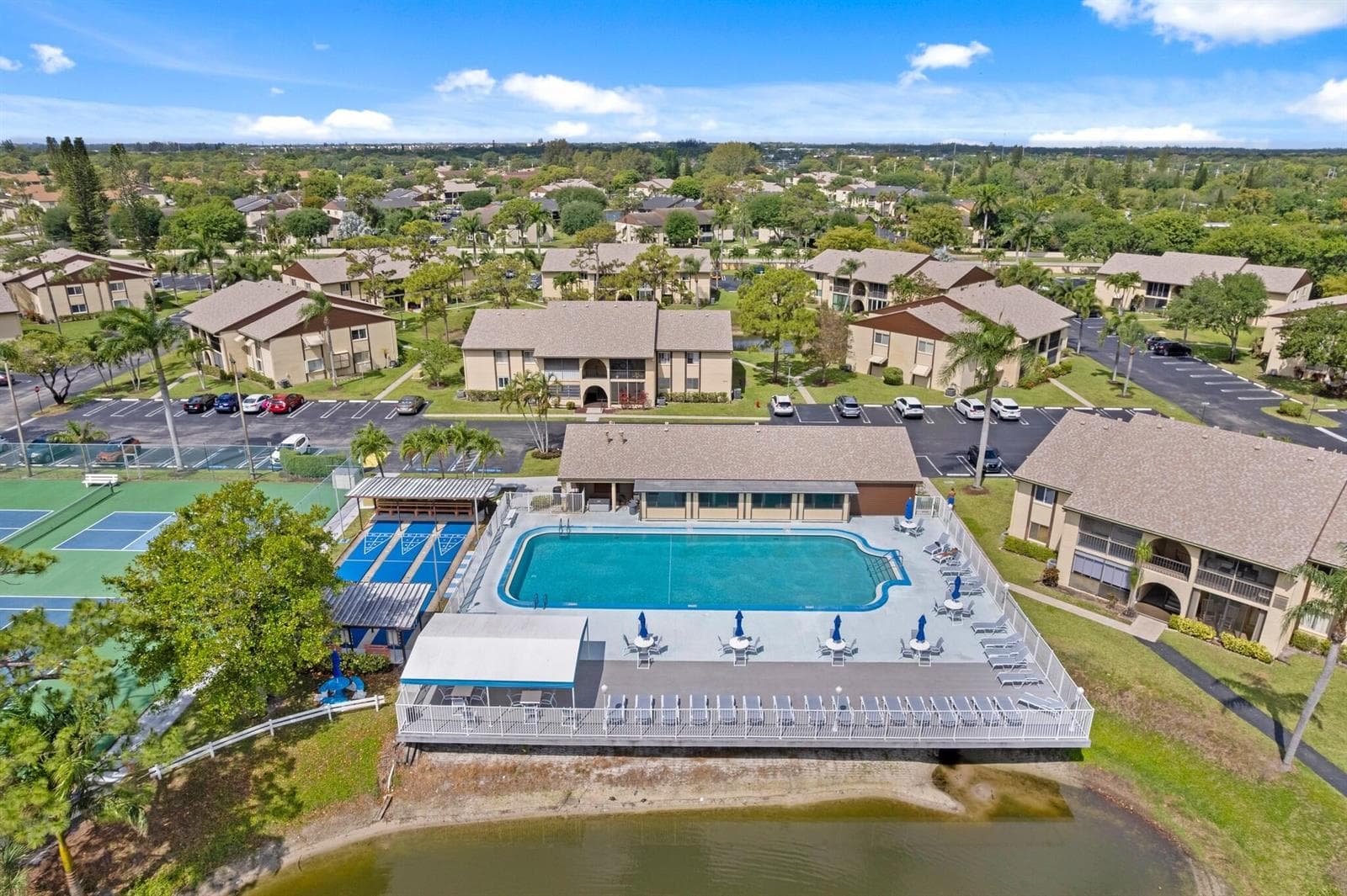 337 Pine Ridge Circle # D-2, FL 33463 photo 3
