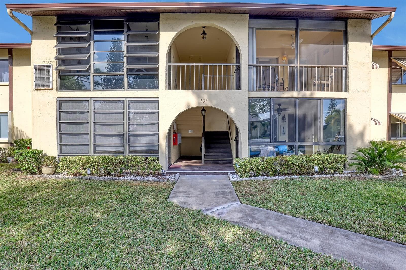 337 Pine Ridge Circle # D-2, FL 33463 photo 5
