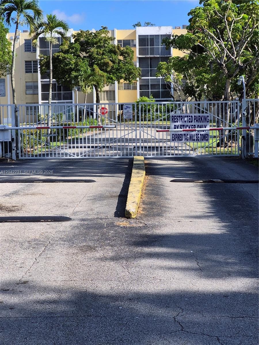 942 NE 199th St # 4G, Miami, FL 33179 photo 2
