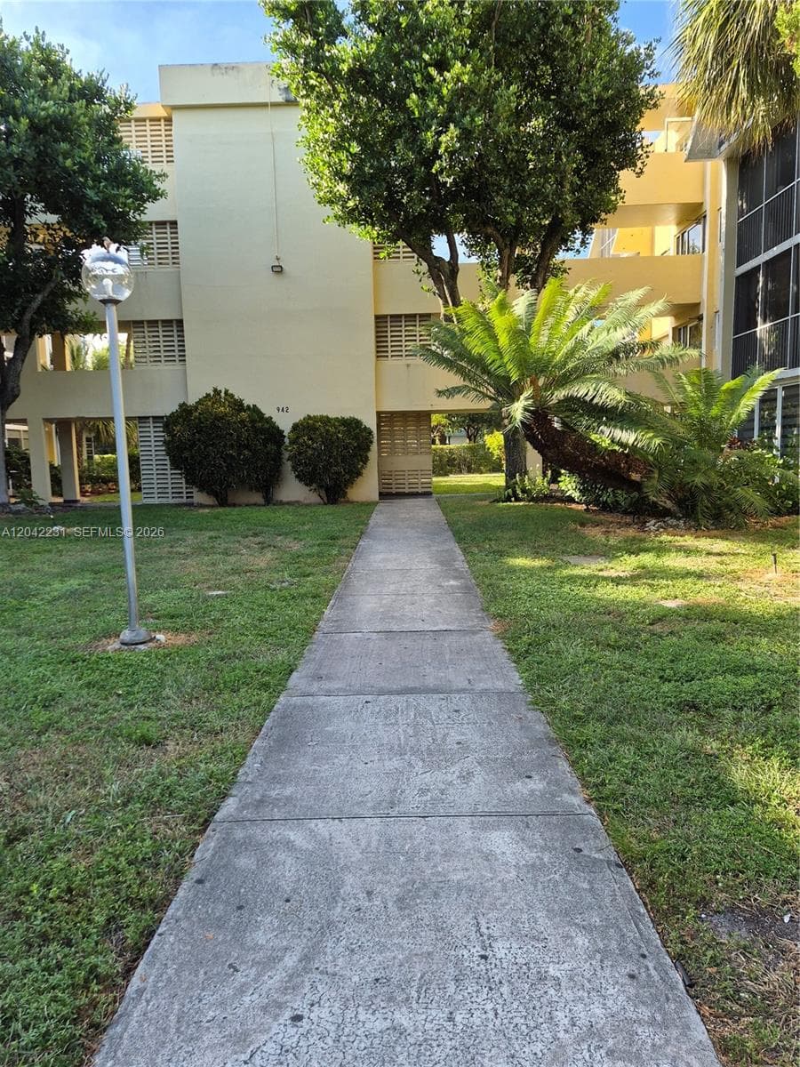 942 NE 199th St # 4G, Miami, FL 33179 photo 3