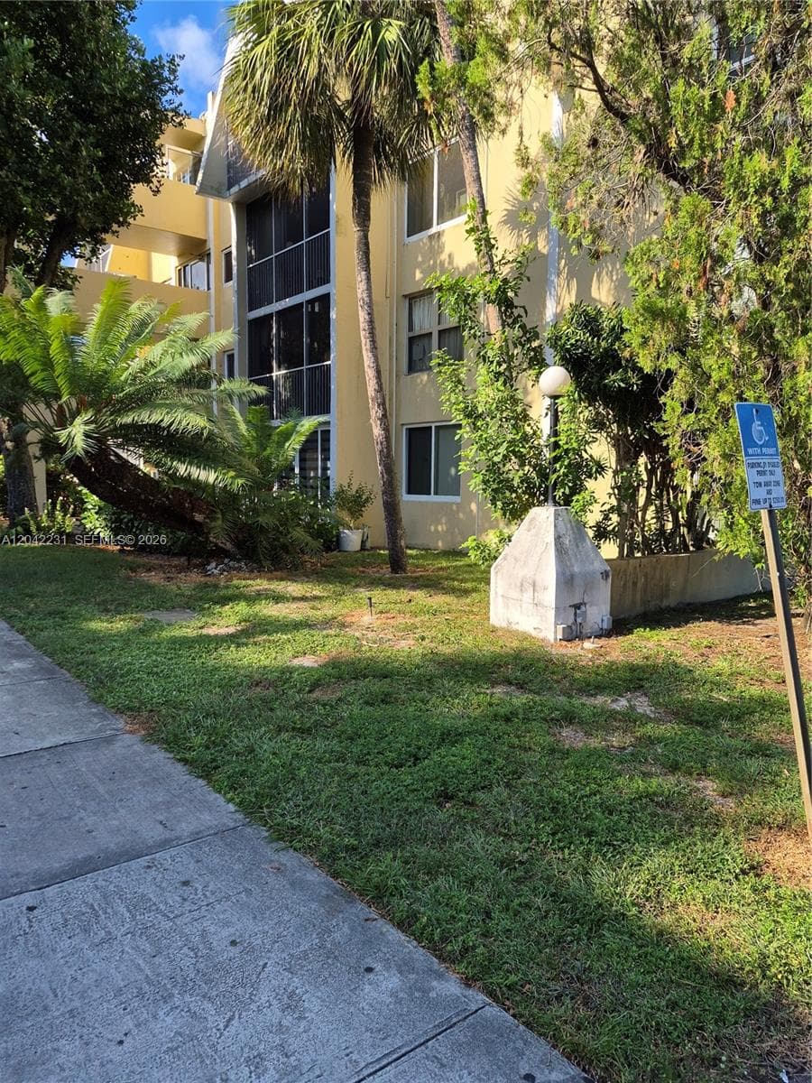 942 NE 199th St # 4G, Miami, FL 33179 photo 5