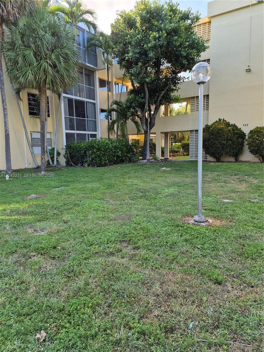 942 NE 199th St # 4G, Miami, FL 33179 photo 4