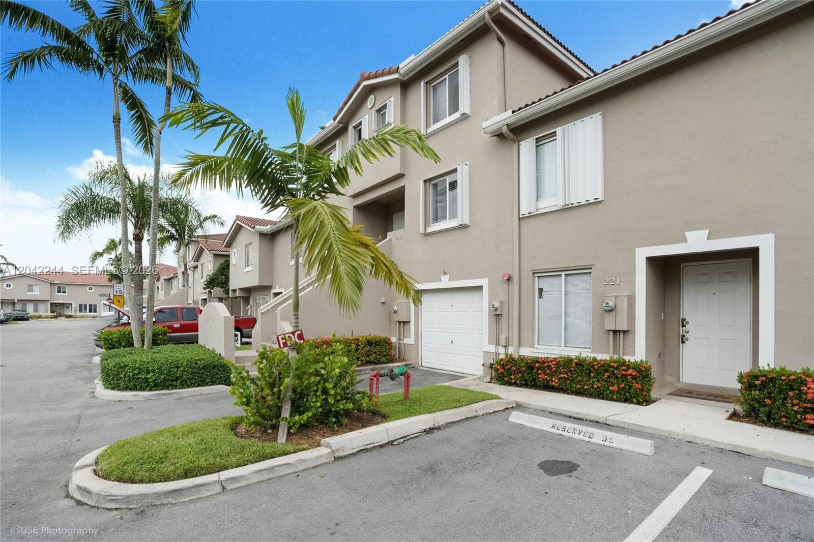 221 Riviera Cir, Weston, FL 33326