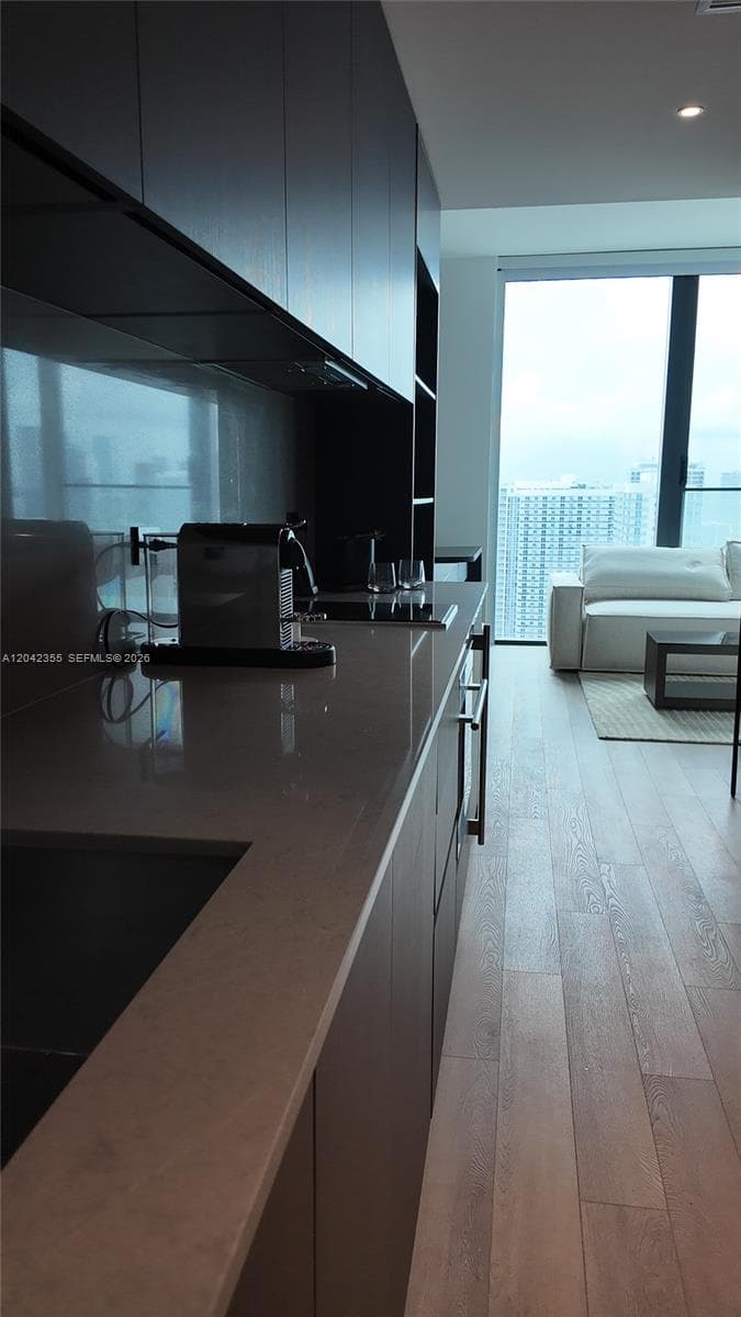 20 NE 11th St # PH05, Miami, FL 33132 photo 2