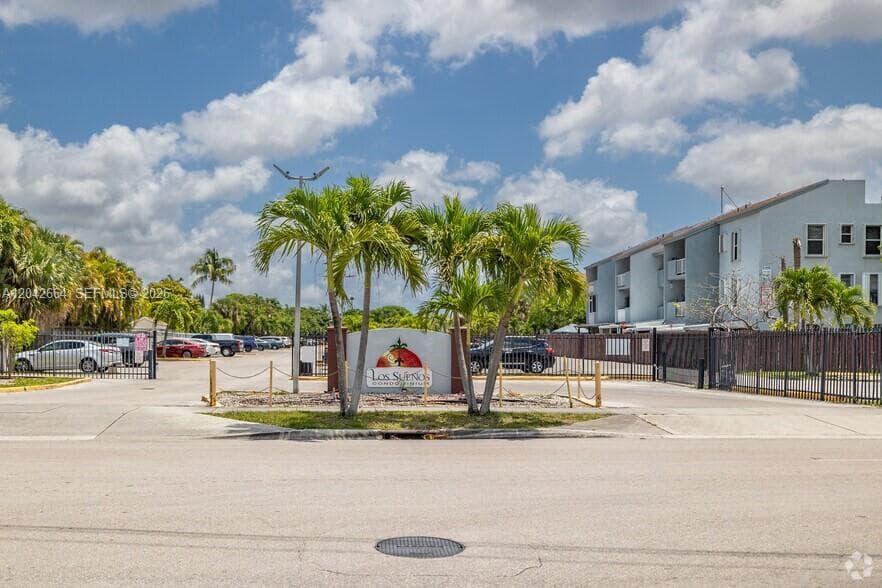 1725 W 60th St # F202, Hialeah, FL 33012 photo 2