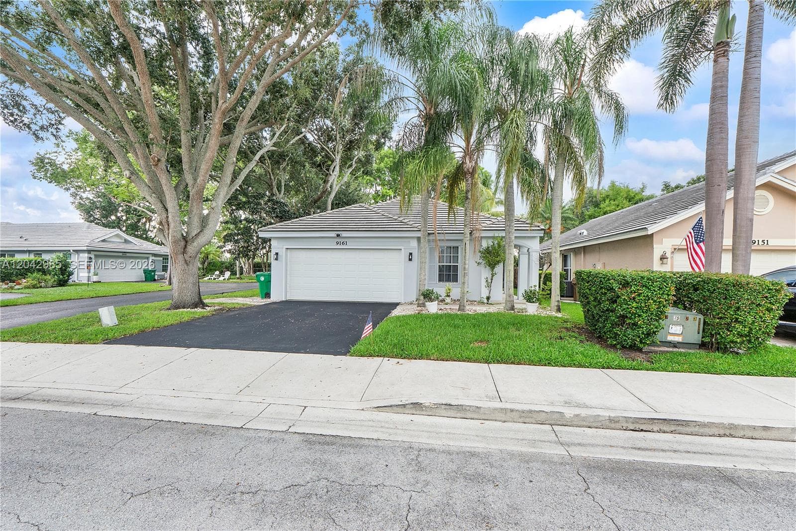 9161 N Lake Park Cir N, Davie, FL 33328 photo 2