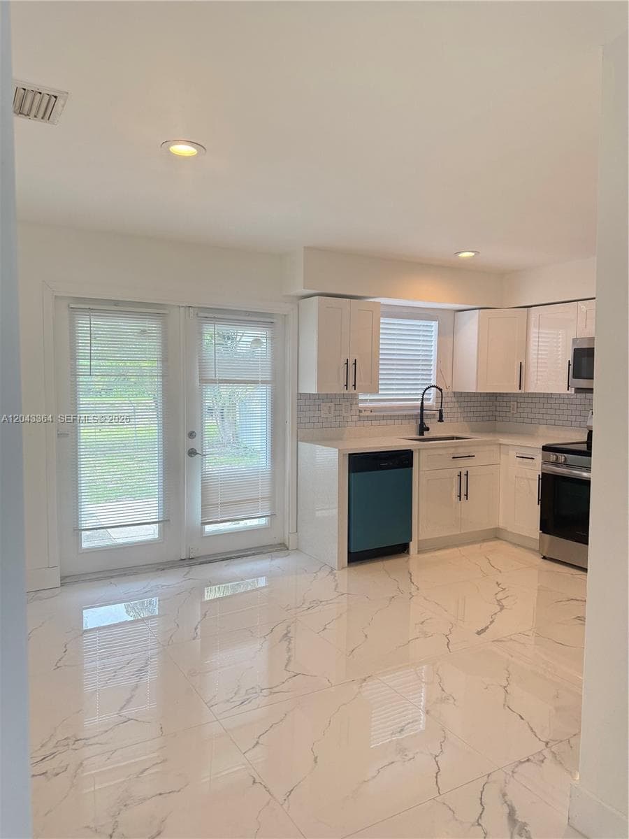 96 Caroline Dr, West Palm Beach, FL 33415 photo 4