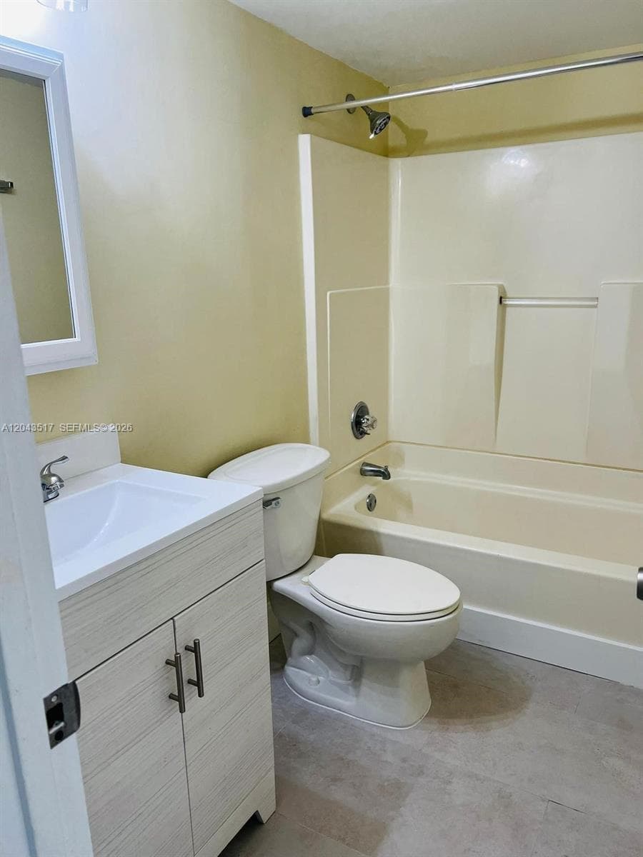 2301 NE 6th Ave # 204, Wilton Manors, FL 33305 photo 3