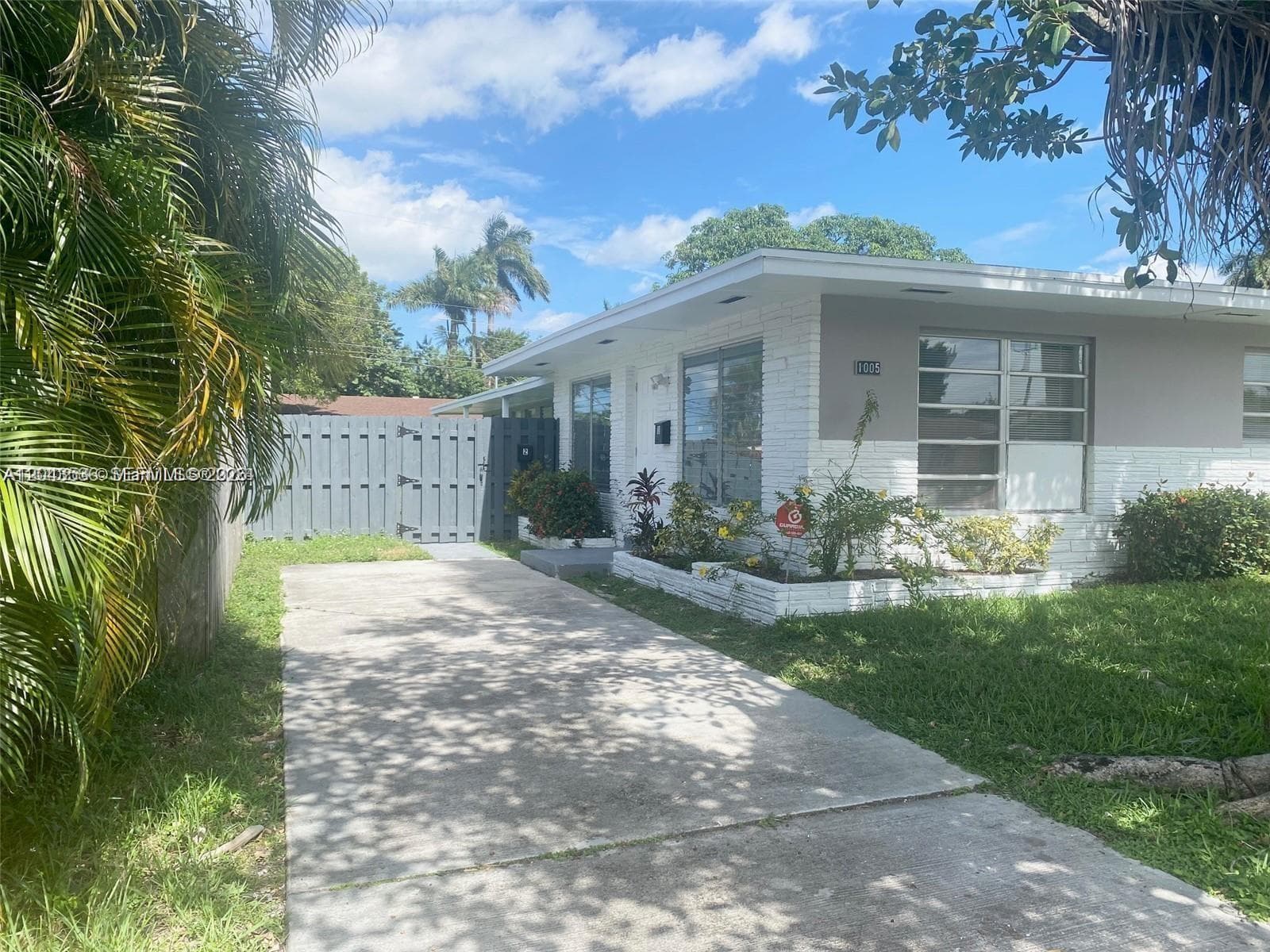 1005 NE 2nd St, Hallandale Beach, FL 33009 photo 2