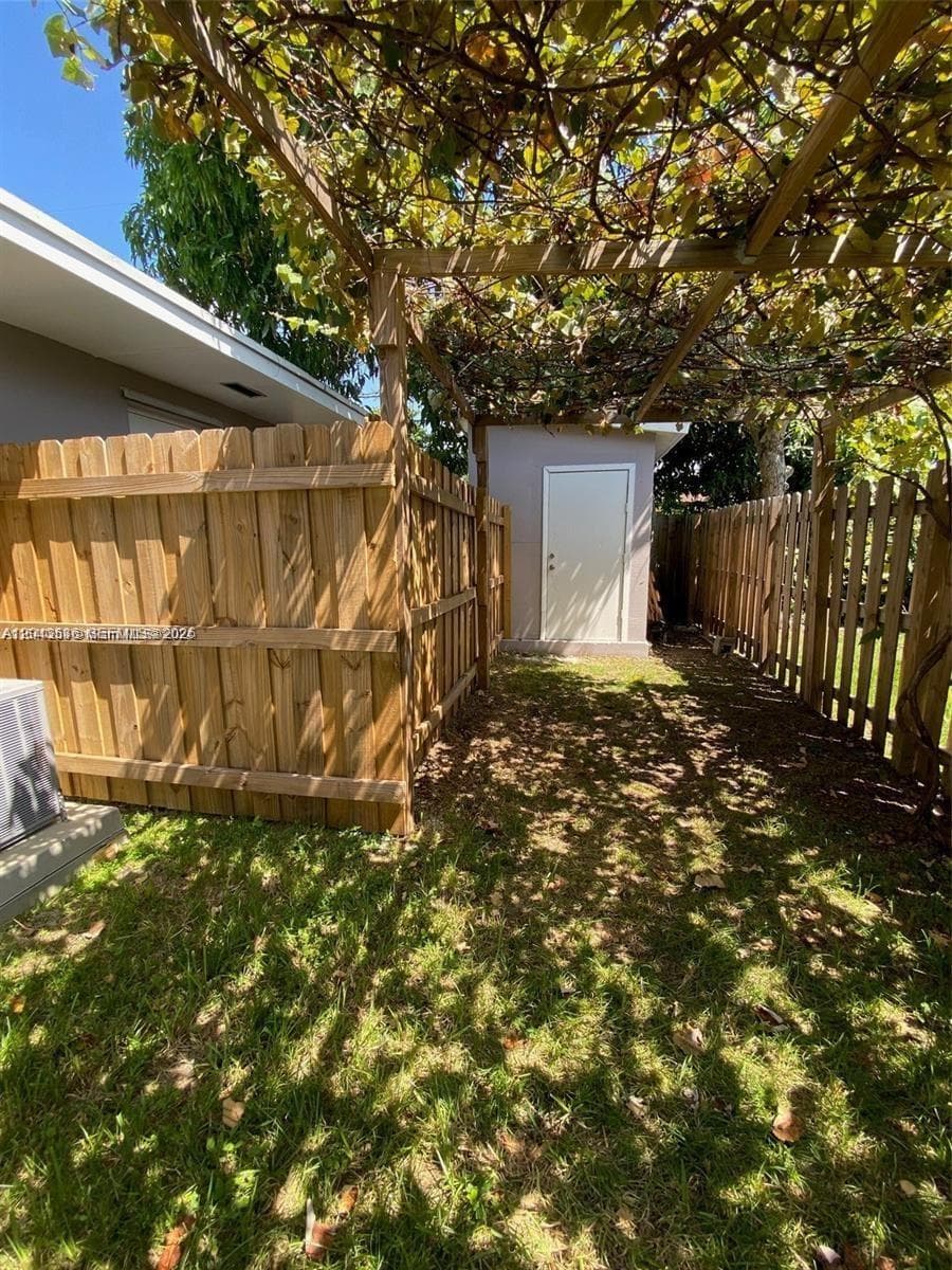1005 NE 2nd St, Hallandale Beach, FL 33009 photo 5