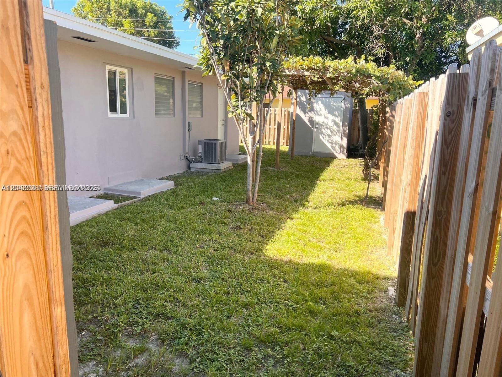 1005 NE 2nd St, Hallandale Beach, FL 33009 photo 4