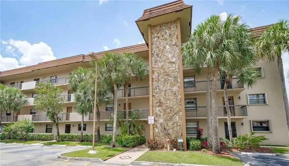 4940 E Sabal Palm Boulevard # Ph8, Tamarac, FL 33319
