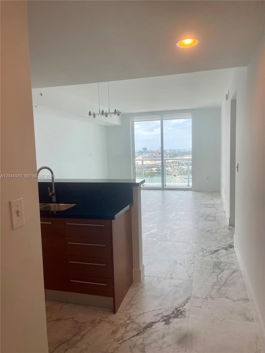 253 NE 2nd St # 2409, Miami, FL 33132 photo 4