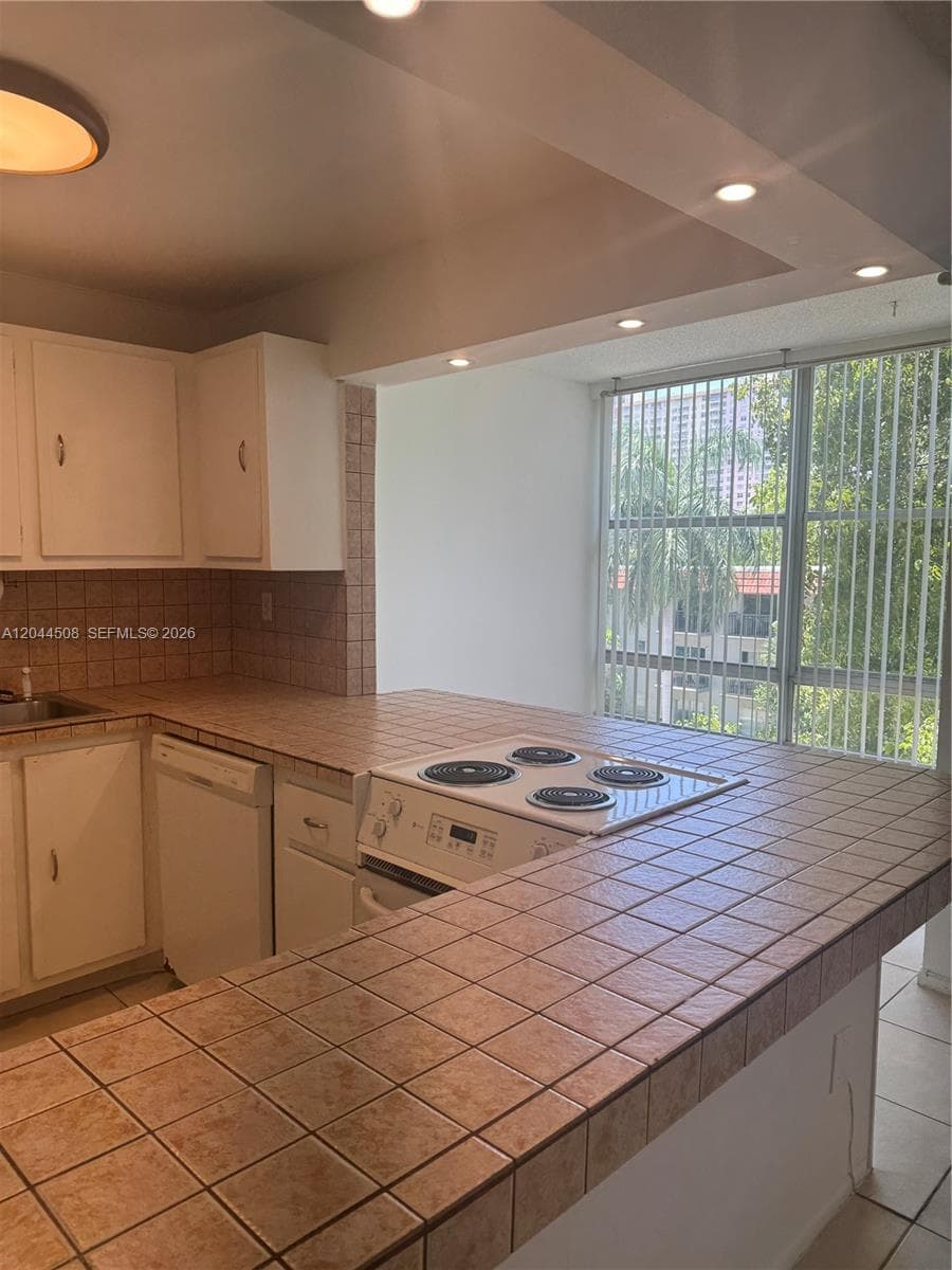 210 172nd St # 429, Sunny Isles Beach, FL 33160 photo 2