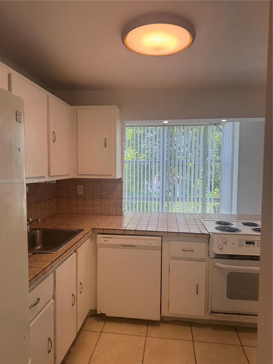210 172nd St # 429, Sunny Isles Beach, FL 33160 photo 3