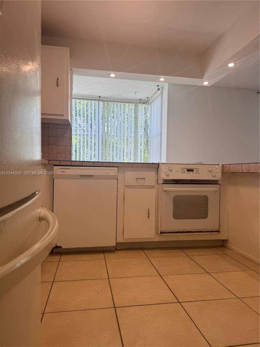 210 172nd St # 429, Sunny Isles Beach, FL 33160 photo 4