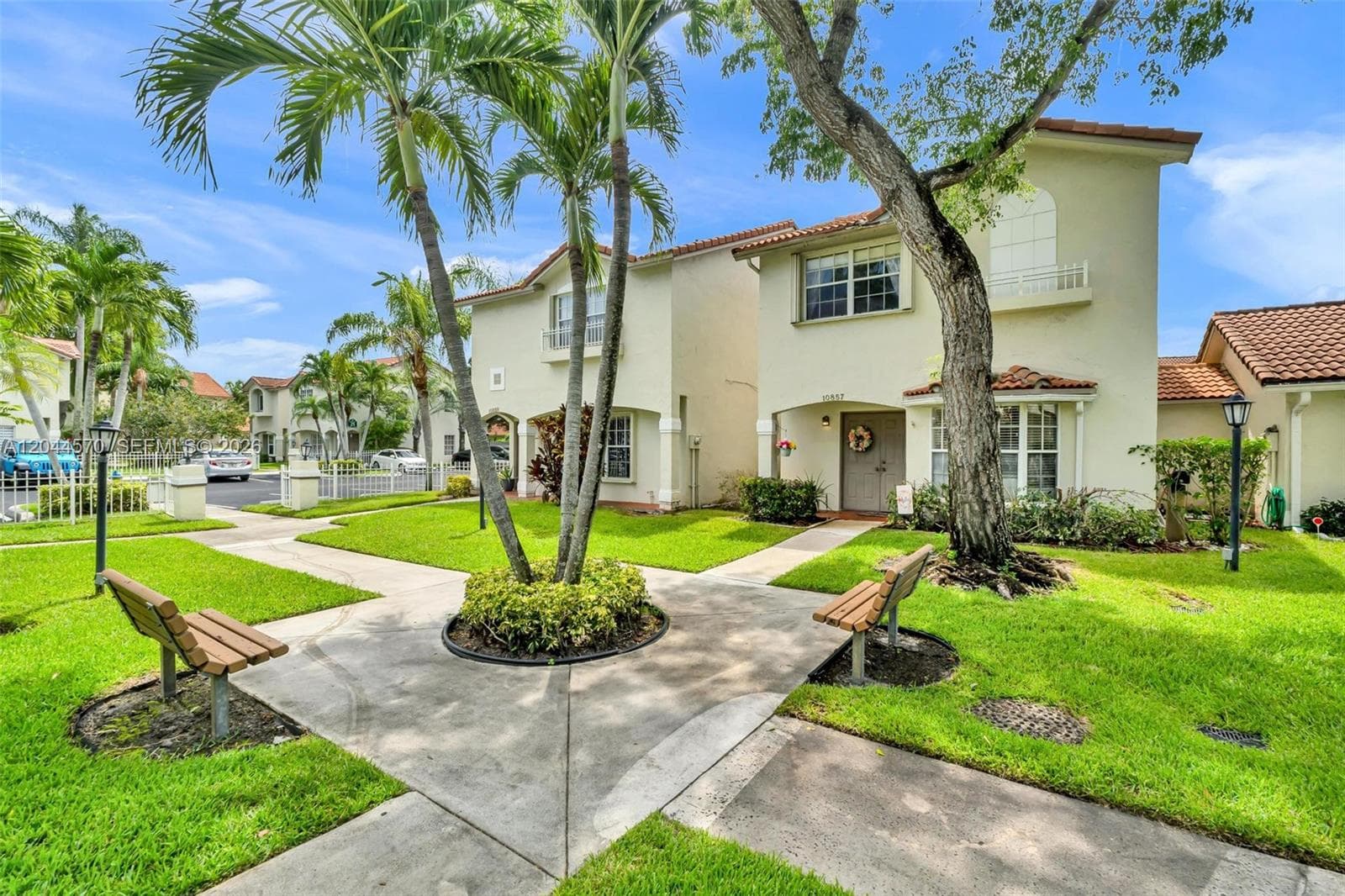 10857 NW 8th St, Pembroke Pines, FL 33026 photo 2
