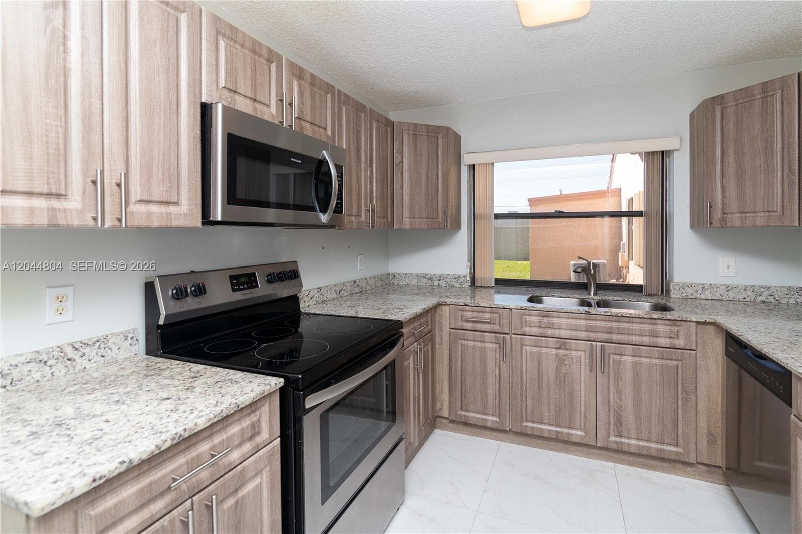 17059 NW 60th Ct, Hialeah, FL 33015 photo 4
