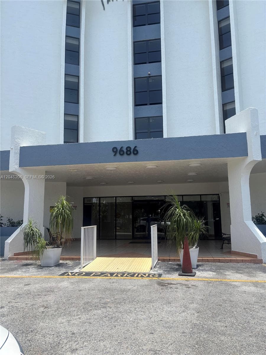 9686 Fontainebleau Blvd # 504, Miami, FL 33172