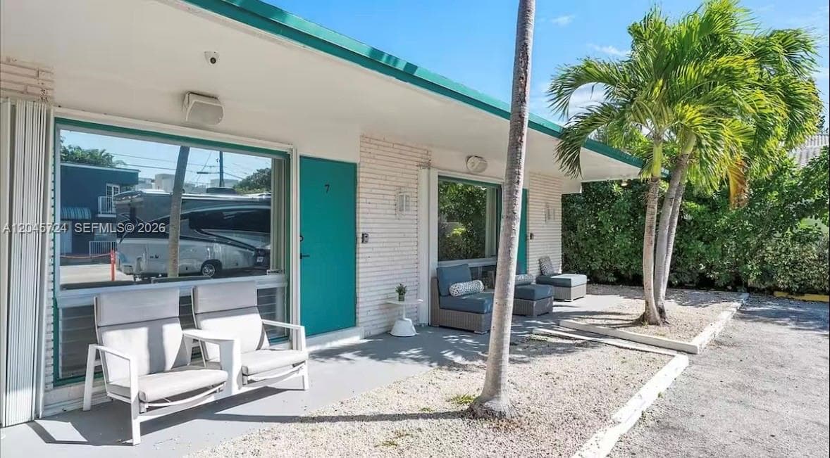 333 Palm St, Hollywood, FL 33019 photo 3