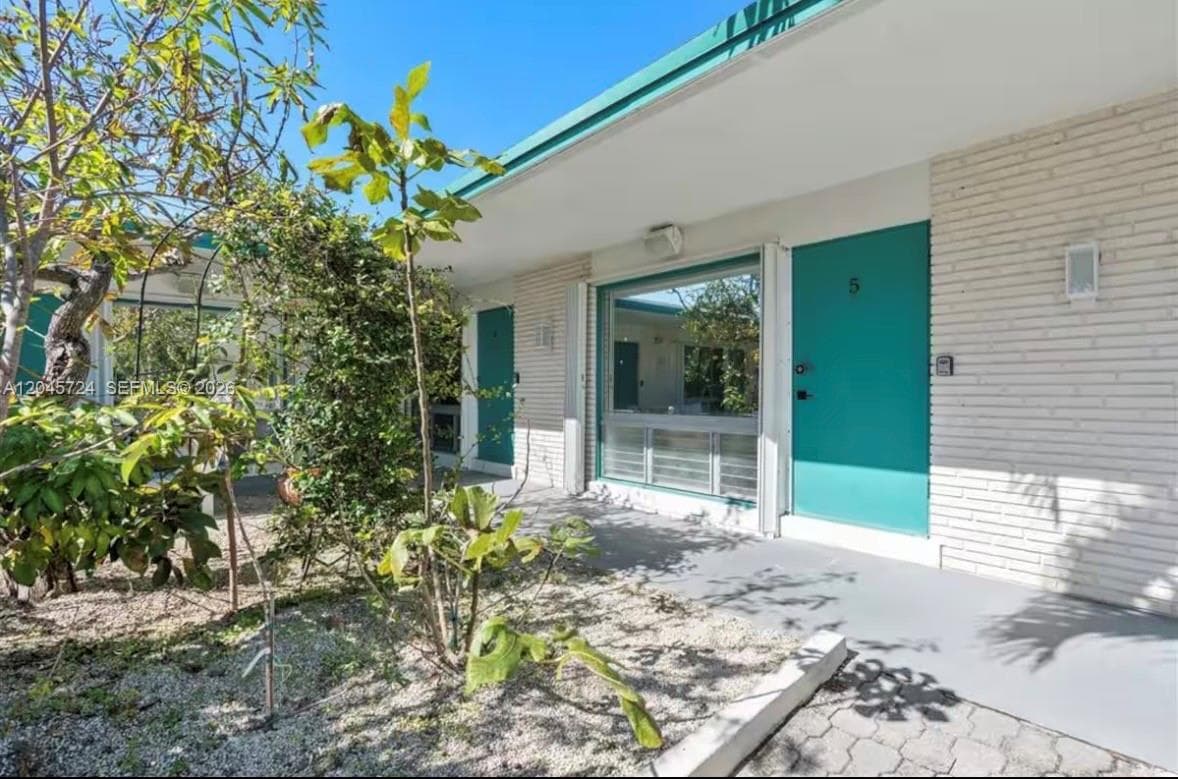 333 Palm St, Hollywood, FL 33019 photo 4