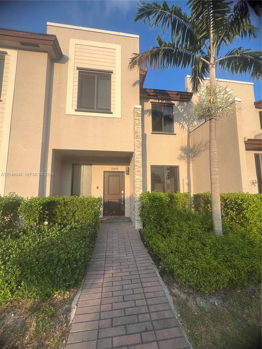 21447 NE 2nd Pl, Miami, FL 33179 photo 2