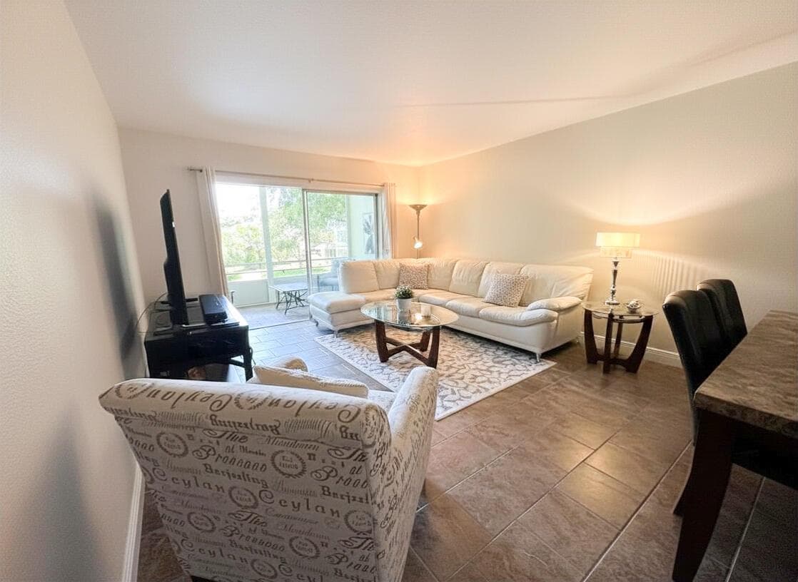 5131 W Oakland Park Boulevard # 202, Lauderdale Lakes, FL 33313 photo 2
