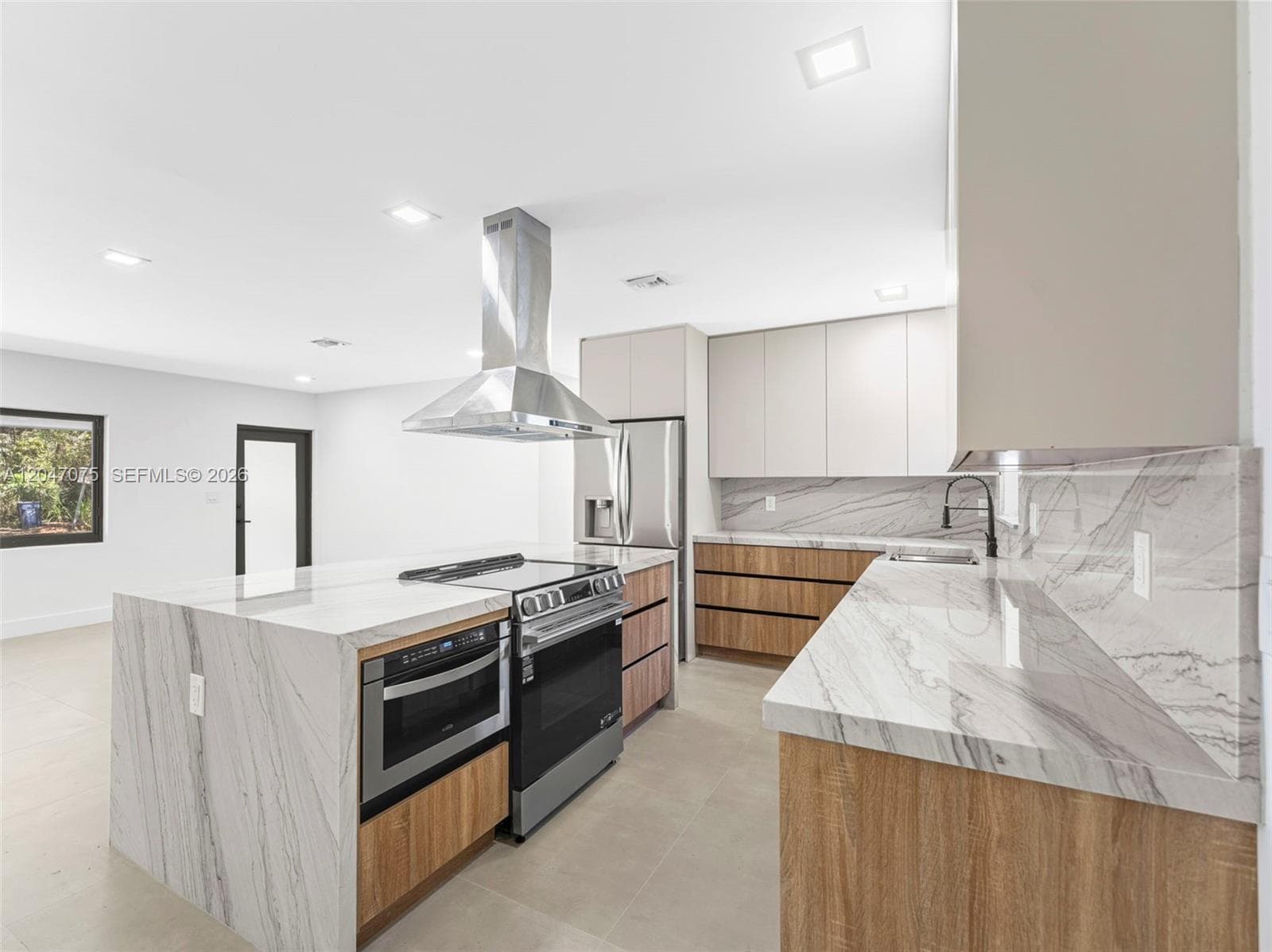 610 NE 164th Ter, Miami, FL 33162 photo 2