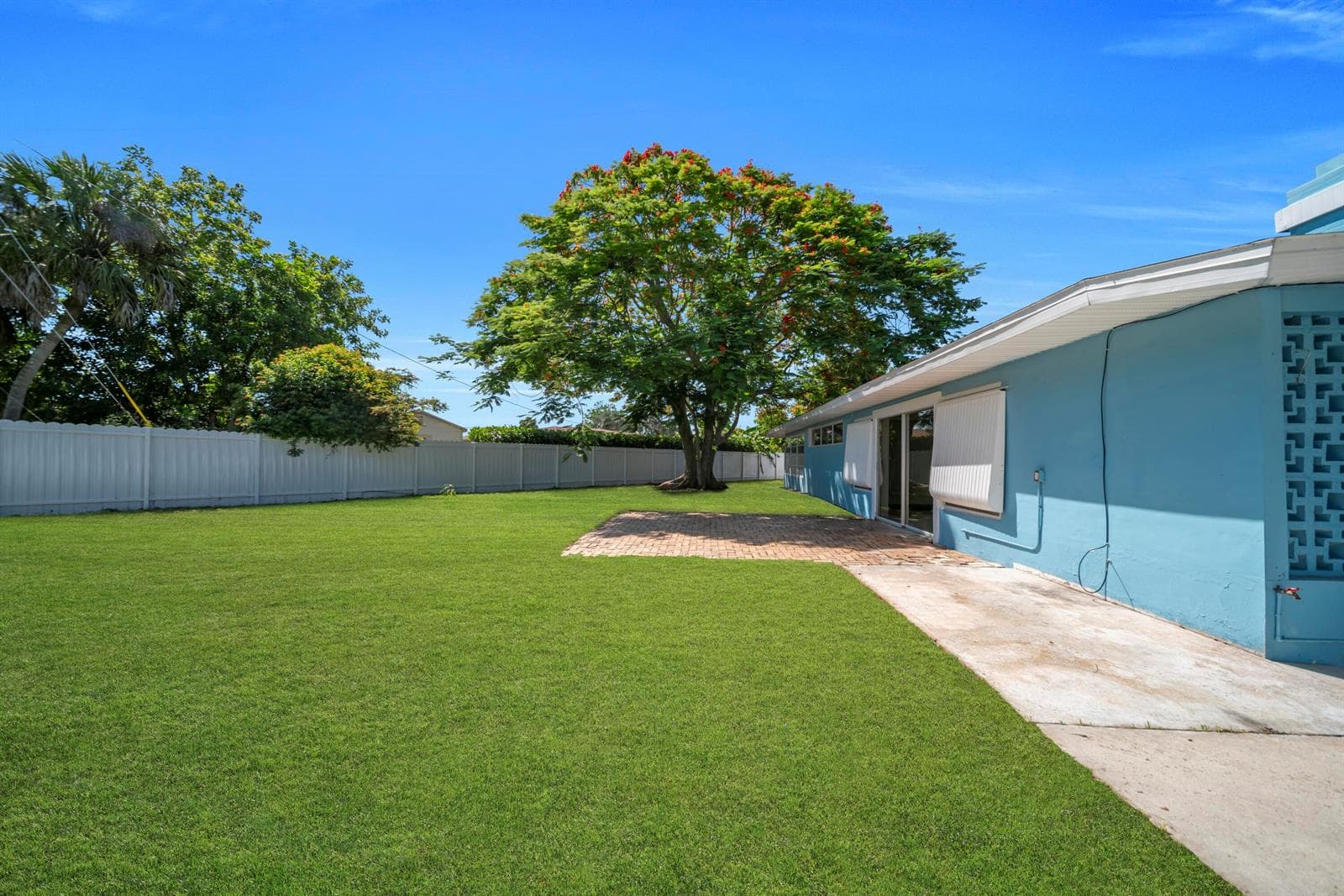 139 E Lake Drive, Lehigh Acres, FL 33936 photo 2