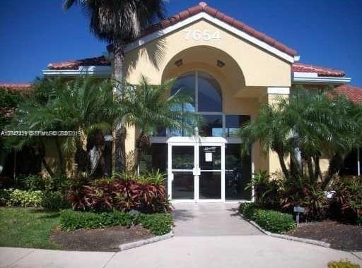 7630 Westwood Dr # 305, Tamarac, FL 33321 photo 2