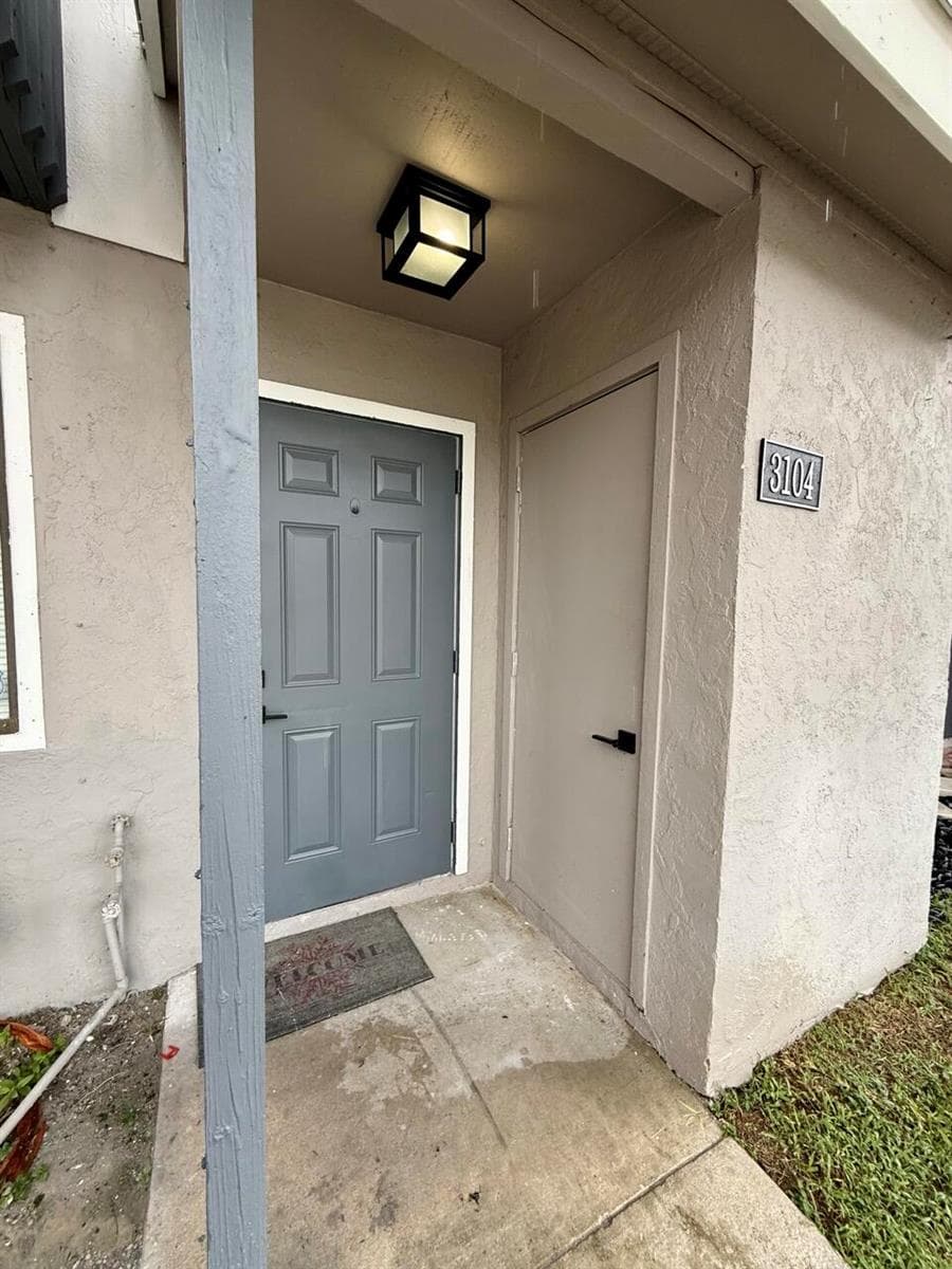 3104 Poolside Drive, FL 33463 photo 2