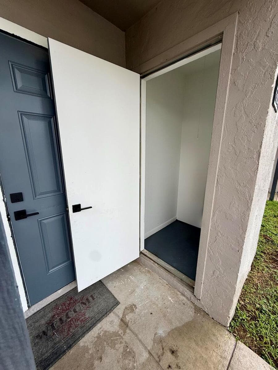 3104 Poolside Drive, FL 33463 photo 3
