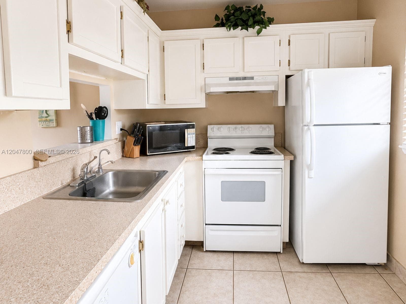 4700 NW 35th St # 411, Lauderdale Lakes, FL 33319 photo 5