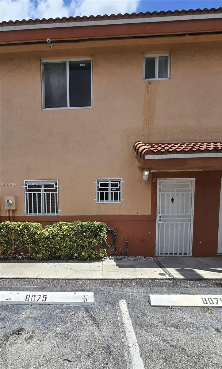 8075 NW 8th St # 6, Miami, FL 33126 photo 2