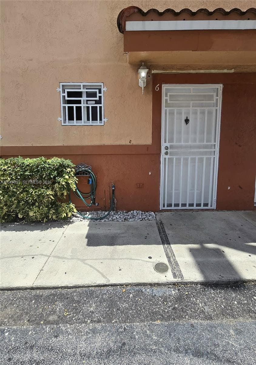 8075 NW 8th St # 6, Miami, FL 33126