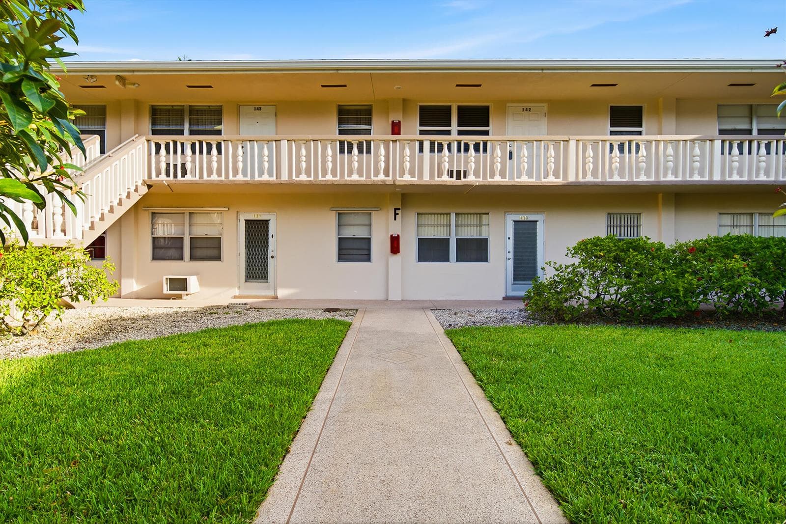 142 Norwich F, West Palm Beach, FL 33417 photo 2