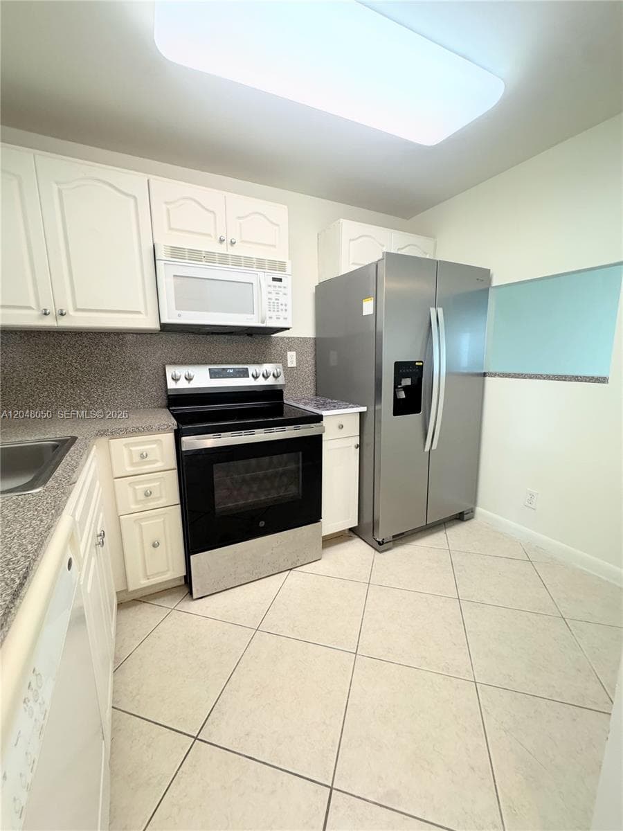 9660 Sunrise Lakes Blvd # 202, Sunrise, FL 33322 photo 2