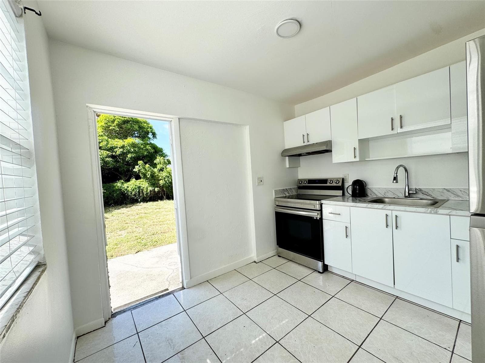 147 W 17th Street, Riviera Beach, FL 33404 photo 4