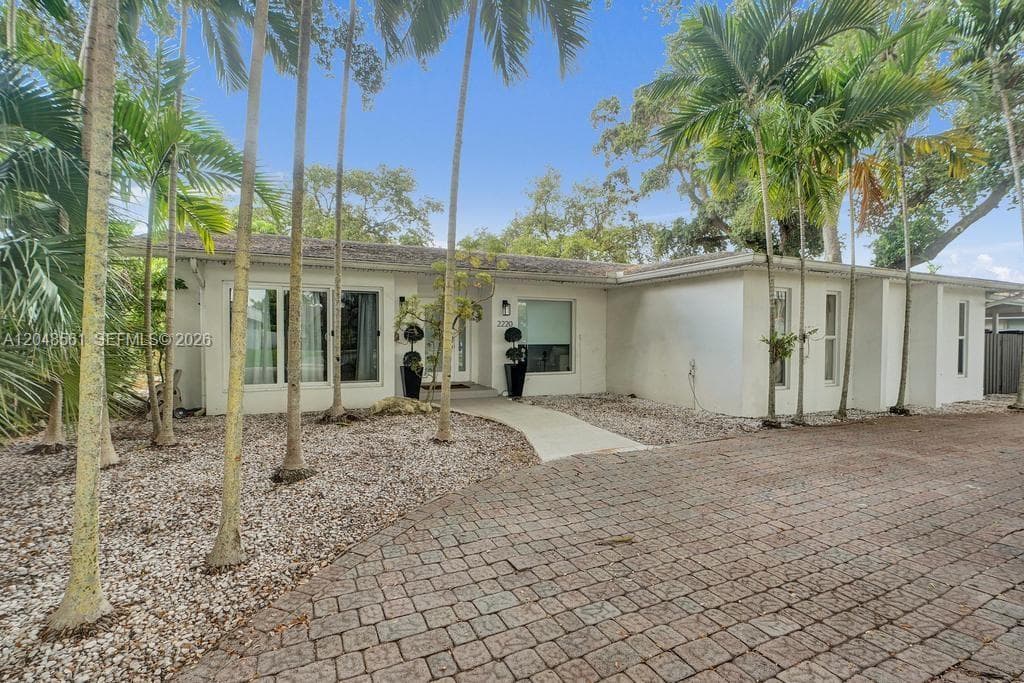 2220 NE 204th St, Miami, FL 33180