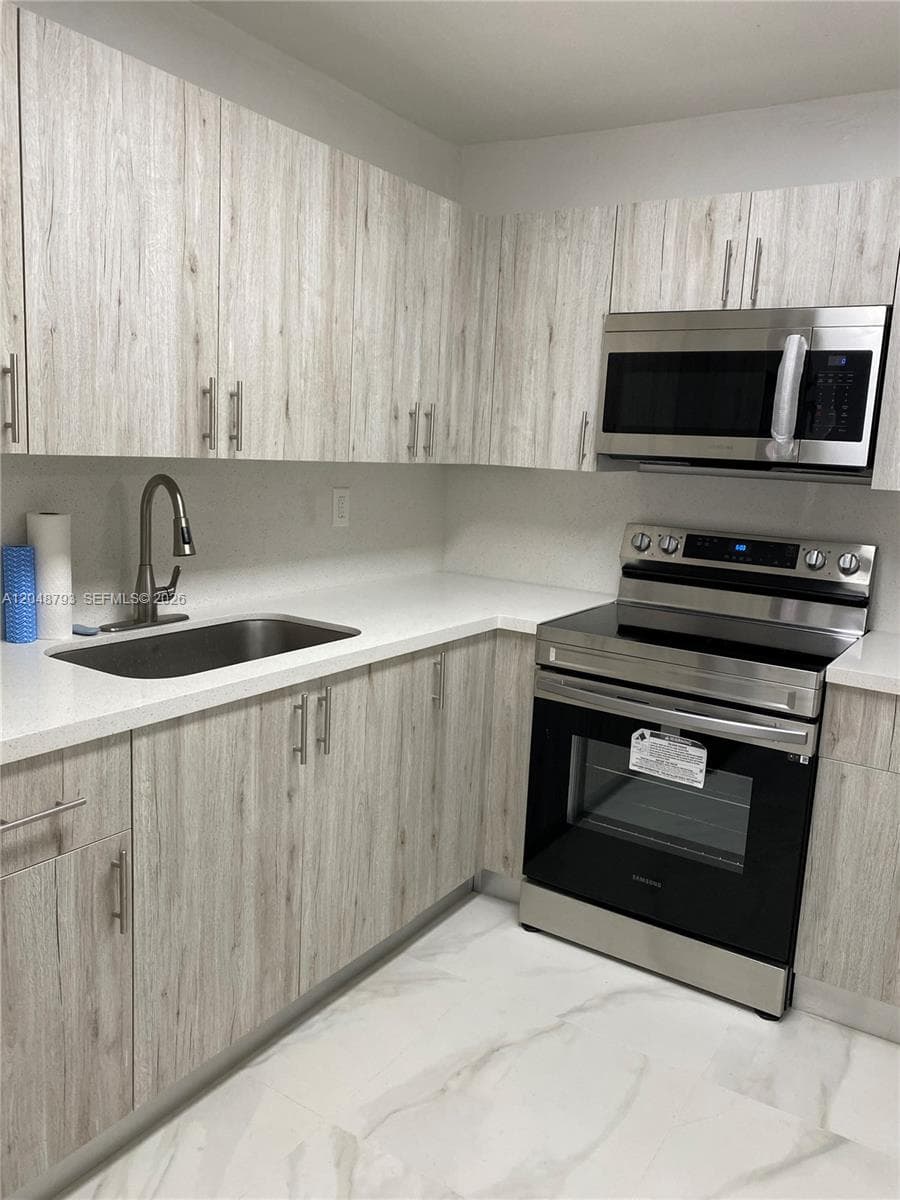 6190 W 19th Ave # 206, Hialeah, FL 33012