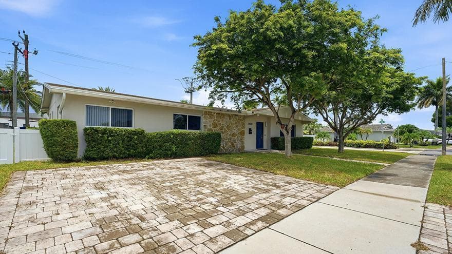 21020 Highland Lakes Boulevard, Miami, FL 33179 photo 2