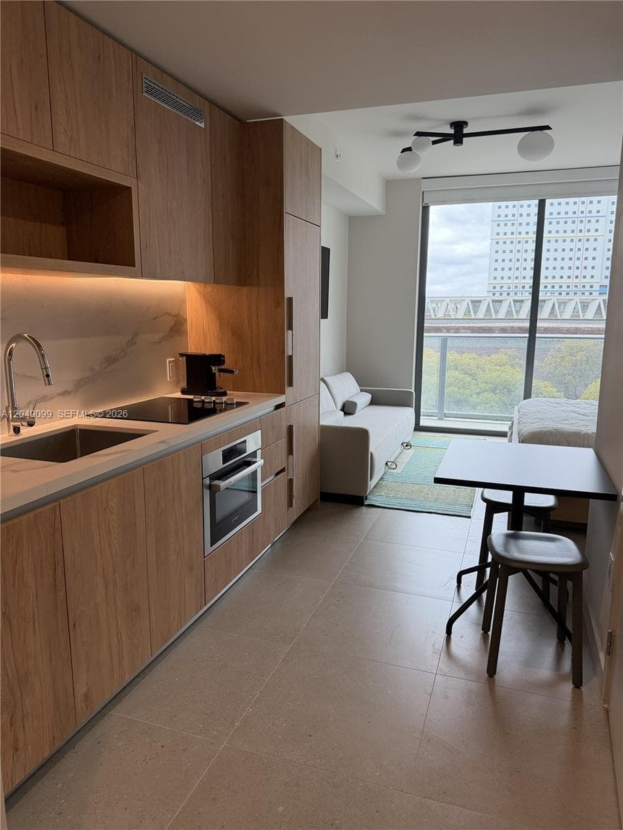 11 NE 6th St # 515, Miami, FL 33132 photo 2